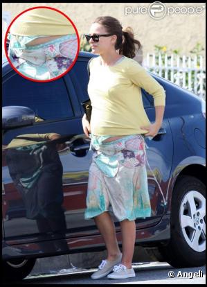 Natalie Portman, enceinte, et son fiancée Benjamin Millepied, vont déjeuner à West Hollywood, à Los Angeles, le 28 février 2011.