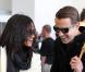 Zoe Saldana et son fiancé Keith Britton, à l'aéroport de Los Angeles, le 5 mars 2011.