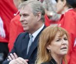 Sarah Ferguson à nouveau humiliée par son don pour s'endetter : en mars 2011, elle avoue avoir sollicité le milliardaire pédophile Jeffrey Epstein par le biais du duc Andrew pour éponger une dette...