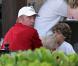 La famille Becker presque au complet déjeune au restaurant à Miami.