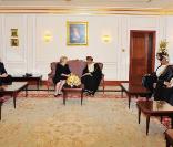 Willem-Alexander et Maxima des Pays-Bas accompagnaient le 8 mars 2011 la reine Beatrix dans sa visite à dîner chez le sultan Qaabos bin Said al Said, à Mascate. Ils enchaîneront avec une visite de trois jours au Qatar.