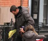 Hugh Jackman et Ava promènent JJ, le chien de la famille et c'est Hugh qui ramène le popo(7 mars 2011 à NYC)