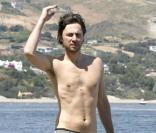 Zach Braff, sur la plage torse nu ! 