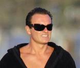 Julian McMahon sur le tournage de Nip/Tuck ! Ce peignoirs gâche tout.  