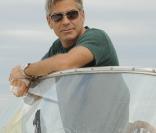 Le beau George Clooney, lunette et cheveux au vent.  