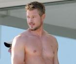 Et hop, une autre pour la route : Eric Dane, toujours torse nu et c'est gratuit !  