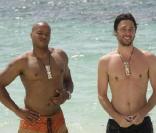 Les deux acteurs de Scrubs : Zach Braff et Donald Faison à la plage lors d'un épisode de Scrubs.  