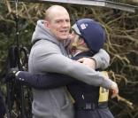 Le 10 mars 2011, Zara Phillips prenait part à une compétition hippique de Tweseldown, à Church Crookham, dans le Hampshire. Sous les yeux de son fiancé Mike Tindall, toujours là pour distribuer les câlins !
