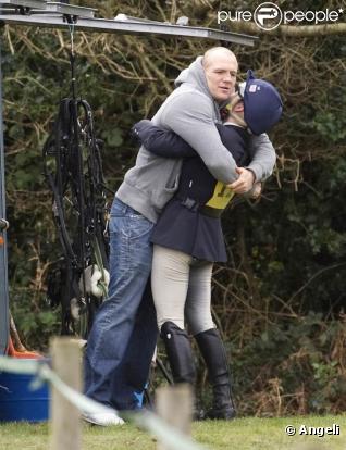 Le 10 mars 2011, Zara Phillips prenait part à une compétition hippique de Tweseldown, à Church Crookham, dans le Hampshire. Sous les yeux de son fiancé Mike Tindall, toujours là pour distribuer les câlins !