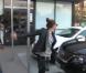 Miley Cyrus s'en prend violemment à un photographe qui vient de frôler sa mère avec son objectif, à la sortie d'un restaurant de Los Angeles.