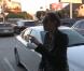 Miley Cyrus s'en prend violemment à un photographe qui vient de frôler sa mère avec son objectif, à la sortie d'un restaurant de Los Angeles.