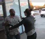 Miley Cyrus s'en prend violemment à un photographe qui vient de frôler  sa mère avec son objectif, à la sortie d'un restaurant de Los Angeles.