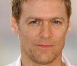 Bryan Adams pose durant le festival de Cannes en mai 2002<br />