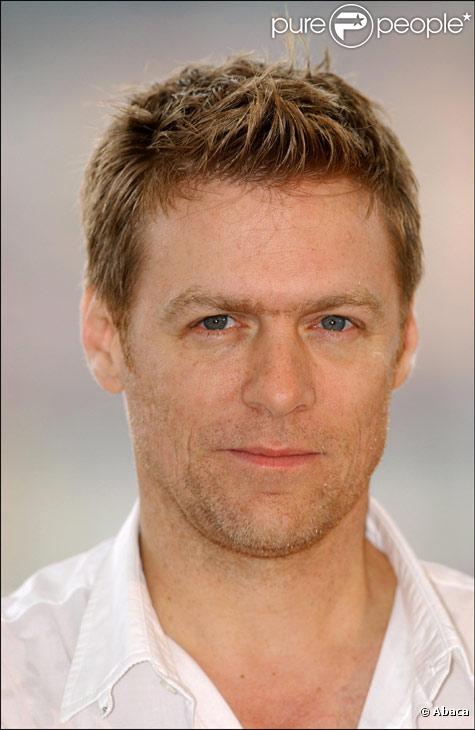 Bryan Adams pose durant le festival de Cannes en mai 2002 