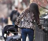 Georgina Chapman se promène avec sa fille India, à New York, le 13 mars 2011.