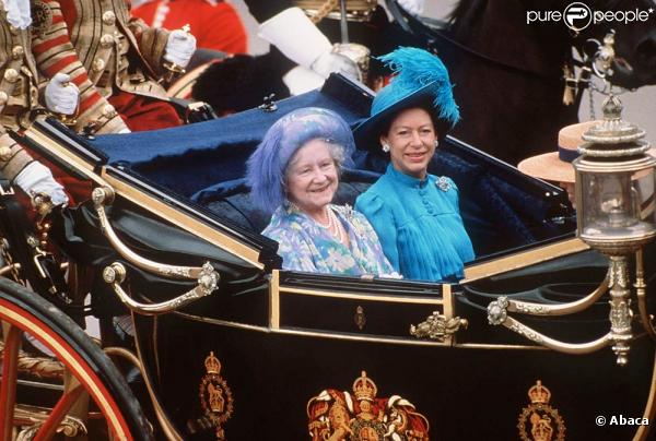 La regrettée reine mère, décédée en 2002, était une mélomane accomplie et surprenante ! (photo : en 1981 avec sa fille la princesse Margaret, en route pour le mariage du prince Charles) 