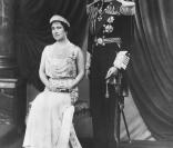 La regrettée reine mère, décédée en 2002, était une mélomane accomplie et surprenante ! (photo : 1937, portrait officiel du couronnement de George VI, son mari) 