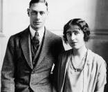 La regrettée reine mère, décédée en 2002, était une mélomane accomplie et surprenante ! (photo : avec son époux le duc Edward, futur roi George VI, en 1923) 