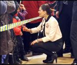 Victoria et Daniel de Suède en visite à Botkyrka, au sud de Stockholm, le 15 mars 2011.