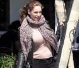 Kelly Brook a acheté un nouveau tapis chez Fred Segal à West Hollywood le 15 mars 2011. La femme parfaite affiche un drôle de bidon !  