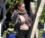 Kelly Brook a acheté un nouveau tapis chez Fred Segal à West Hollywood le 15 mars 2011. La femme parfaite affiche un drôle de bidon !  