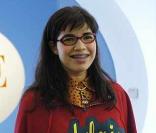 America Ferrera dans Ugly Betty. Son poncho ne jure pas du tout avec le décor glamour d'une rédaction de mode.  