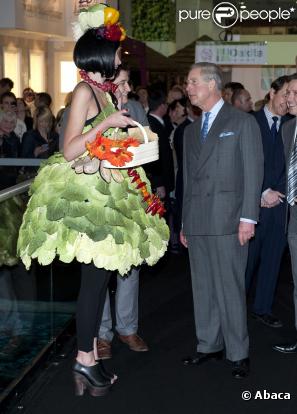 Le prince Charles visite la demeure du Prince créée pour le salon de la maison idéale à Londres le 17 mars 2011 : il rencontre la femme-légume ! 