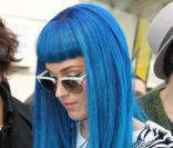 Katy Perry, faisant du shopping chez Colette. Elle s'investit beaucoup pour le Japon.  
