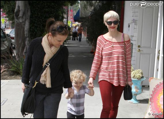 Ashlee Simpson, récemment divorcée de Pete Wentz, fait des courses avec son fils Bronx et sa maman Tina.