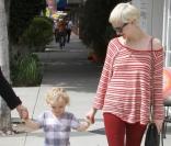 Ashlee Simpson, récemment divorcée de Pete Wentz, fait des courses avec son fils Bronx et sa maman Tina.