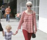Ashlee Simpson, récemment divorcée de Pete Wentz, fait des courses avec son fils Bronx et sa maman Tina.