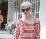 Ashlee Simpson, récemment divorcée de Pete Wentz, fait des courses avec son fils Bronx et sa maman Tina.