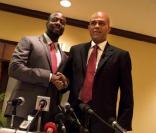 Wyclef Jean et le candidat à la présidentielle en Haïti Michelle Martelly lors d\'une conférence de presse en février 2011