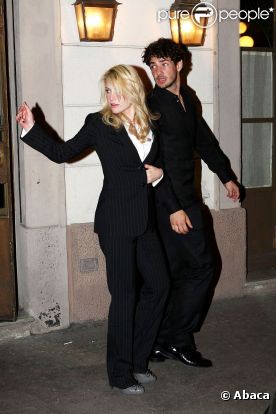 Barbara Berlusconi, la fille de Silvio Berlusconi et son nouveau chéri la star de foot brésilienne du Milan AC, Alexander Pato, à Milan le 4 avril 2011