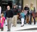 Heidi Klum et sa mère, promènent ses enfants, Leni, Lou, Henry, Johan à Los Angeles le 26 mars 2011