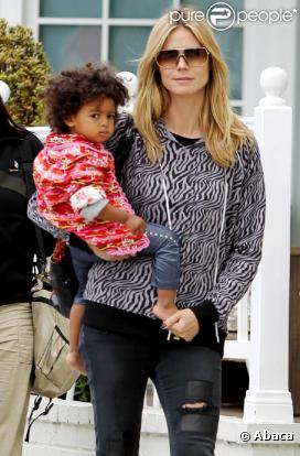 Heidi Klum et sa mère, promènent ses enfants, Leni, Lou, Henry, Johan à Los Angeles le 26 mars 2011