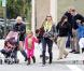 Heidi Klum et sa mère, promènent ses enfants, Leni, Lou, Henry, Johan à Los Angeles le 26 mars 2011