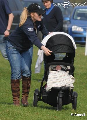 Le 26 mars 2011, à Gatcombe, fief du clan de la princesse Anne, la petite Savannah, fille de Peter et Autumn Phillips (photo) et arrière-petite-fille de la reine, faisait sa première sortie, à 3 mois.