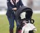 Le 26 mars 2011, à Gatcombe, fief du clan de la princesse Anne, la petite Savannah, fille de Peter et Autumn Phillips et arrière-petite-fille de la reine, faisait sa première sortie, à 3 mois.
