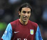 Robert Pires le 21 novembre 2010 avec Aston Villa dans un match face aux Blackburn Rovers<br />
