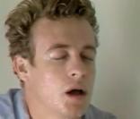 Simon Baker dans Hartley Coeurs à vif. Professeur dans la série, il a une relation avec une élève Allie qui tombe enceinte.