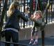 Sarah Jessica Parker s'amuse avec ses jumelles au parc (2 avril à New York)