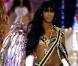 Naomi Campbell en 2005 sur le podium de Victoria's Secret avec des courbes affriolantes  