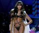 Naomi Campbell fière de son corps en forme en 2005 sur le podium de Victoria's Secret  