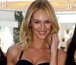 Candice Swanepoel lors de la présentation des maillots de l'été 2011 de Victoria's Secret entourée d'Adriana Lima et Alessandra Ambrosio. Elle affiche un corps très (trop) mince...