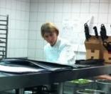 Pierre Sang, Stéphanie et Fanny travaillent d'arrache-pied en cuisine en vue de la finale de  Top Chef 2011 , lundi 4 avril.