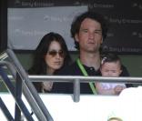 Le jeune retraité des courts Carlos Moya et sa ravissante compagne Carolina Cerezuela assistaient, le 3 mars 2011, à la victoire de Novak Djokovic dans le Masters 1000 de Miami, avec leur petite fille de 7 mois, Carla.