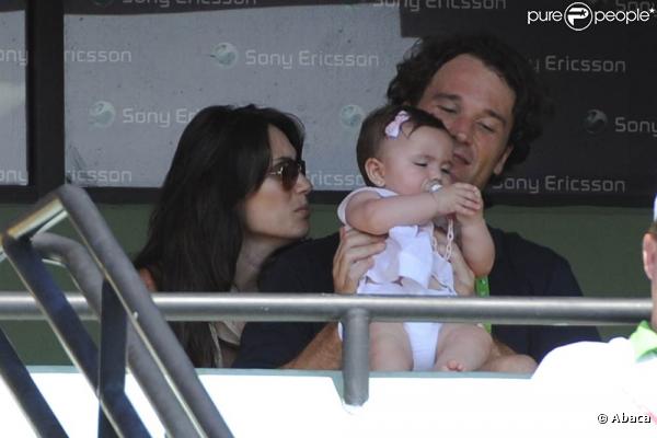 Le jeune retraité des courts Carlos Moya et sa ravissante compagne Carolina Cerezuela assistaient, le 3 mars 2011, à la victoire de Novak Djokovic dans le Masters 1000 de Miami, avec leur petite fille de 7 mois, Carla.