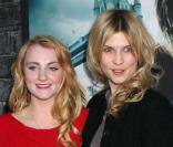 Clémence Poésy et Evanna Lynch lors de l'exposition Harry Potter au Discovery Times Square de New York le 4 avril 2011