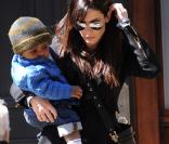 Sandra Bullock et son fils Louis, quinze mois, dans les rues de New York, mardi 29 mars 2011.